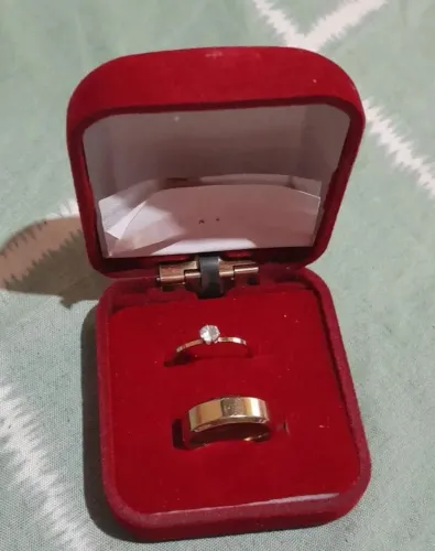 Anel de Compromisso+ aliança+ caixinha (feminino)- vendo apenas o par feminino