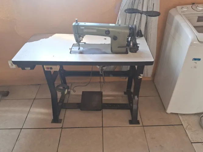 Máquina de costura reta e Overloq usada em bom estado