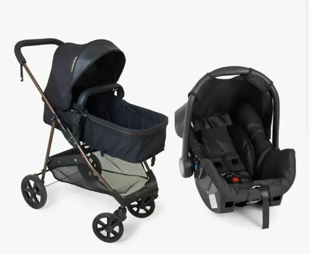 Carrinho de bebê com bebê conforto