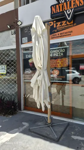 Ombrelone (sombreiro, guarda-sol) com led e painel solar para recarga.