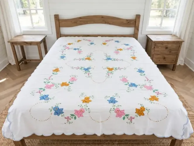 Kit Quarto Vintage - Colcha Casal + Toalha de Mesa Bordada Flores - Artesanal
