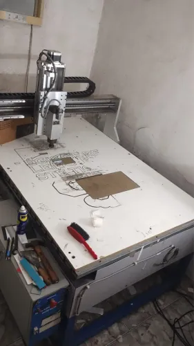 Máquina CNC XYZ muito conservada
