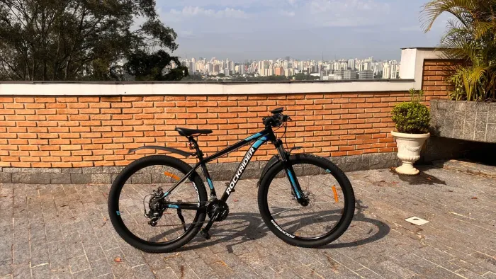 Bicicleta Urbana Rockrider ST 120 - Aro 29 - peças Shimano + acessórios 
