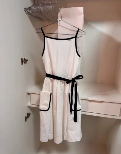 vestido prada branco com faixas azul