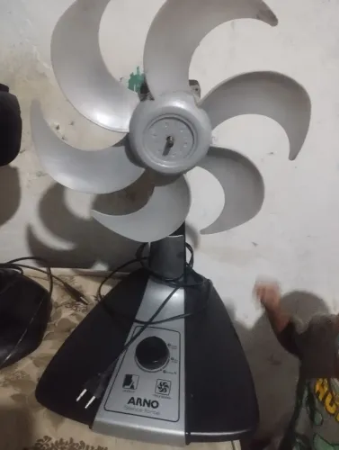 Vendo ventilador Arno grande fociona falta as grades
