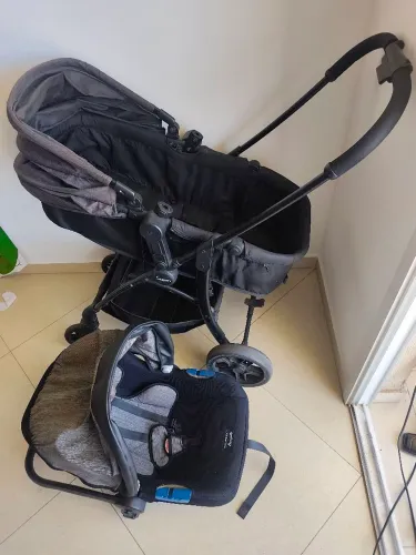 Carrinho de bebê e baby conforto