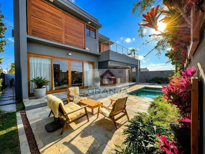Casa moderna à venda na Granja Viana | 3 suítes, piscina aquecida e área gourmet integrada