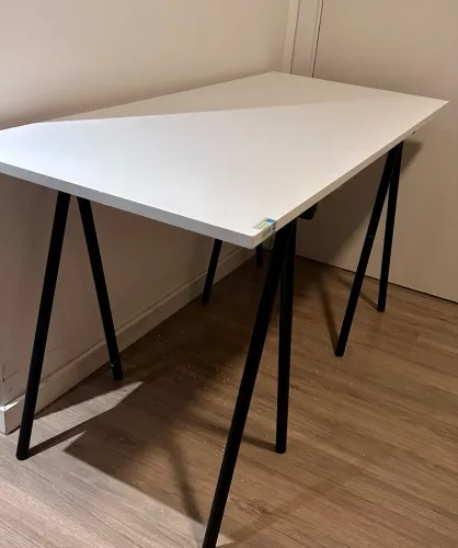 Mesa de escritório com cavaletes