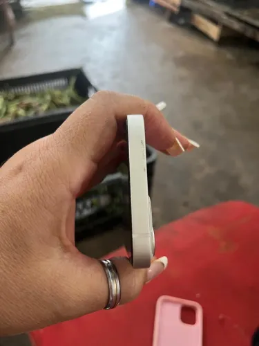Vendo celular iPhone 13 256 giga de memória, bateria 80%