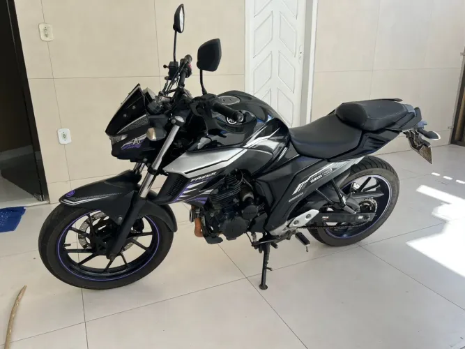 Vende-se moto bastante conservada vendo ou troco em moto de menor valor