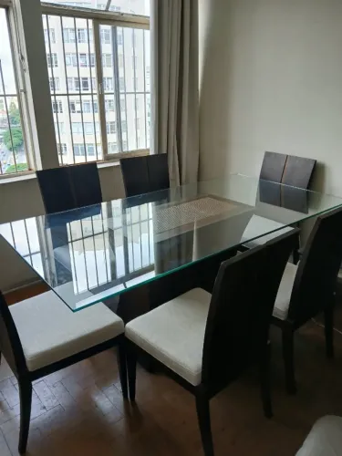 Mesa de jantar de vidro grosso temperado, acompanha 6 cadeiras, tudo em perfeito estado