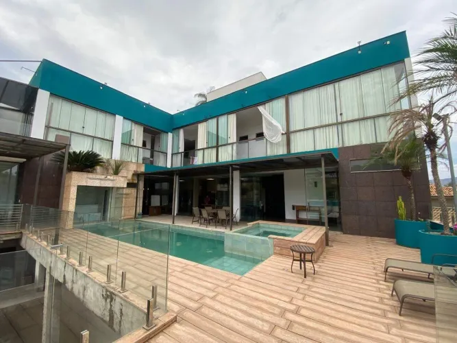 Casa em Condomínio à Venda com 3 Suítes, Piscina e 6 Vagas em Quintas da Jangada