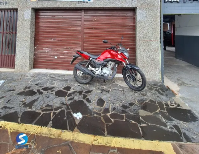 Sala Comercial vendida junto com o outro conjunto ao lado, e 4 Salas no segundo e terceiro