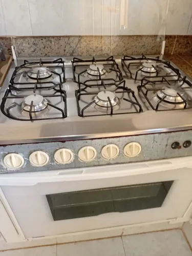 Fogão + mesa com cadeiras