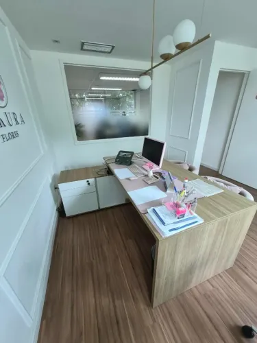 Mesa de Escritório em "L" Com Armário Lateral