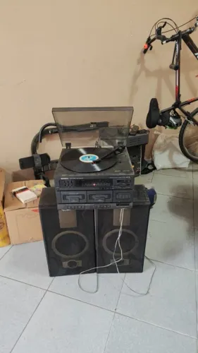Toca discos LP antigo, com entrada para K7 e rádio 