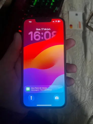 Vendo iPhone 13, btra75% original, tem um trincado na parte de trás mais não interfere
