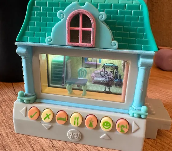 Pixel Chix Mansion (Estilo Tamagotchi/Bitzee Aquarium)