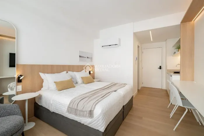 DORMITÓRIO INTEGRADO AO LIVING, CRIANDO AMBIENTE ACONCHEGANTE E VERSÁTIL