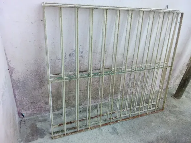 Vendo grade em ferro para janelas do CDHU medida (L 150x 120 A)