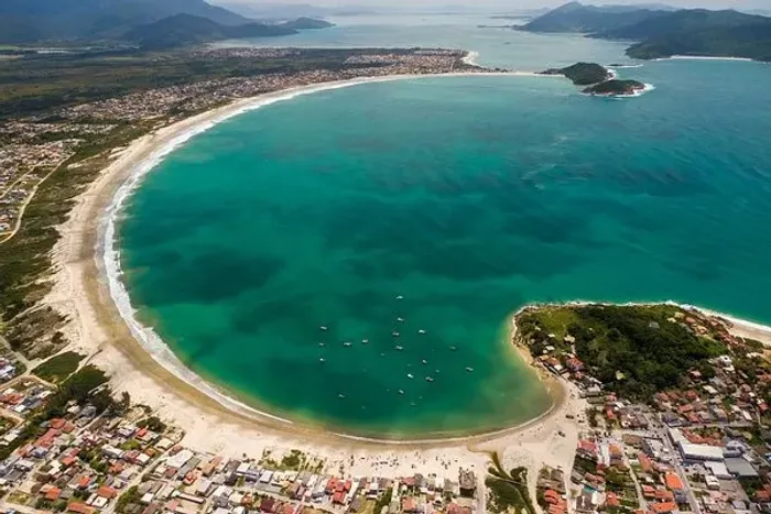 Casa temporada na Pinheira, Palhoça, SC com 3 Quartos. Até 10 pessoas.