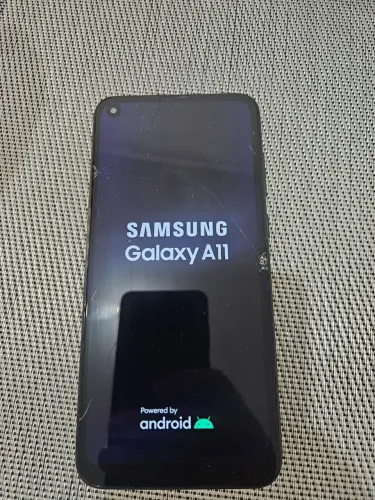 Samsung A11, 64g, R$230 (tela trincada, mas funcionando normal)