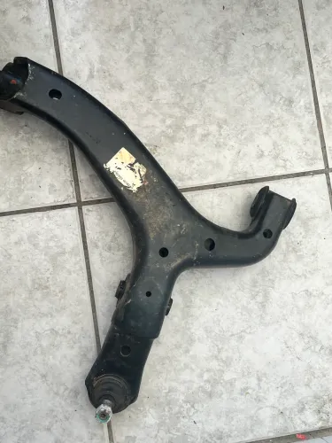 Bandeja dianteira inferior lado esquerdo da Amarok 