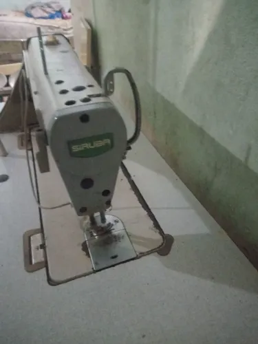 Máquina de costura reta industrial marca SIRUBA