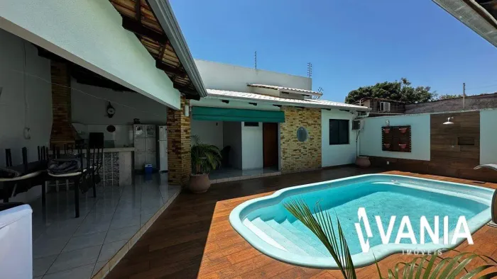 Casa com 4/4 sendo uma suíte na 408 norte