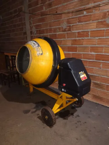 Vende-se uma betoneira CSM Max 400l semi nova
