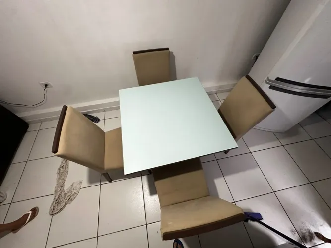 MESA DE JANTAR COM 4 CADEIRAS - TAMPO BRANCO/VIDRO - BEGE