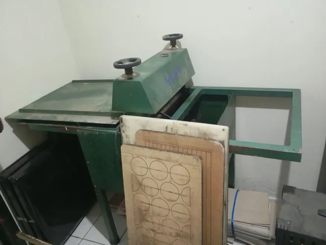Máquina de corte e vinco