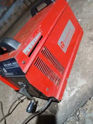Máquina de solda elétrica, bambozzi 3000 turbo, maquina muito potente e boa , 220w