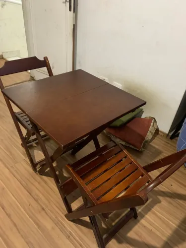 Mesa com 4:cadeiras par bar e restaurante 