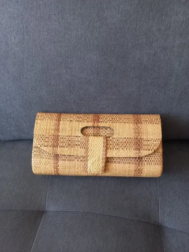 Bolsa de mão de fibra natural