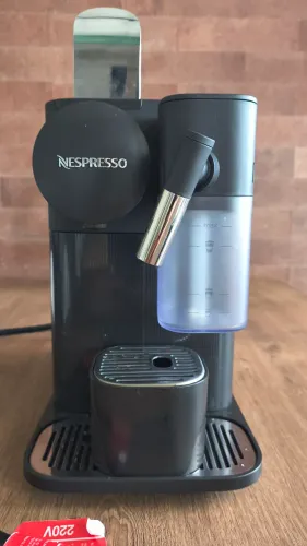 Nespresso Lattissima - O Seu Café de Cafeteria em Casa (Muito Nova!)
