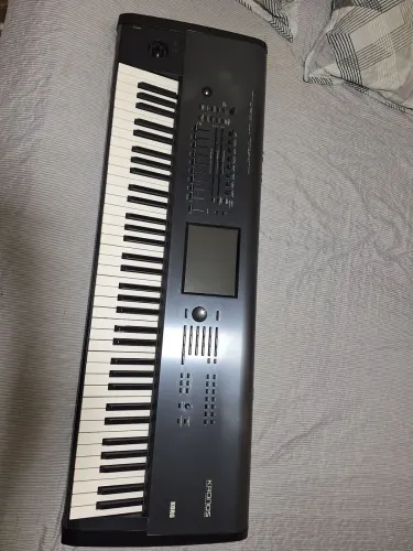 Teclado Korg Kronos com defeito no sistema , ele liga mas não carrega os timbres