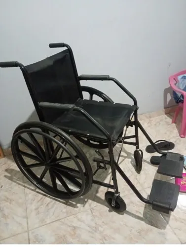Vendo cadeira de rodas nova