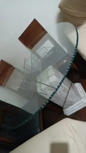 Mesa redonda de vidro com pedra de mármore