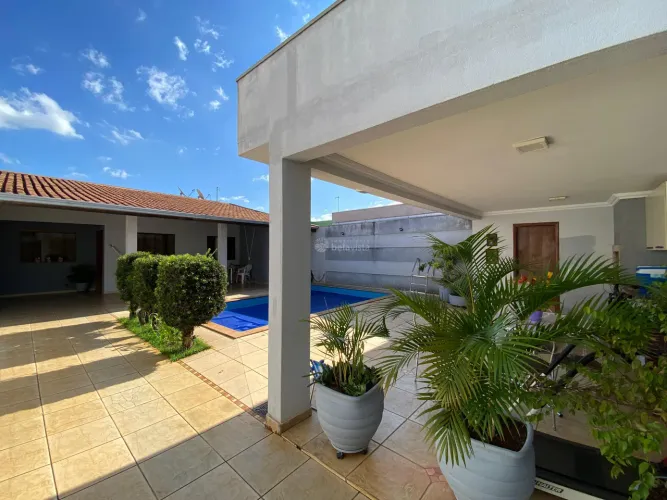 CASA COM PISCINA À VENDA NA VILA NOVA EM ARAPONGAS.