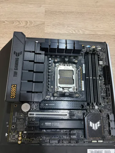 Placa mãe ASUS TUF gaming B650M-PLUS AM5 DDR5