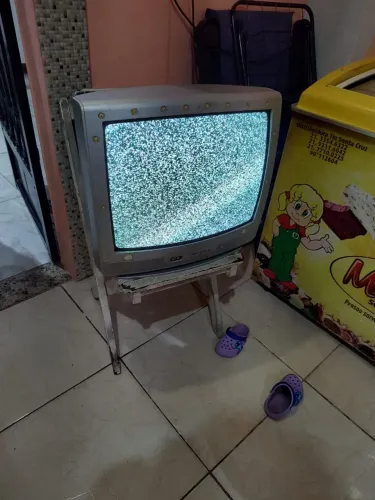 Tv de tubo 20" Philips + conversor digital + videocassete e 23 fitas de filmes