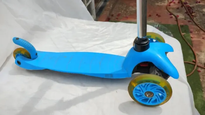 Patinete infantil regulável cor azul claro para crianças + 3 anos