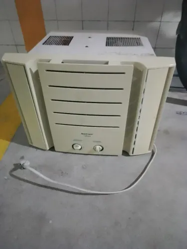 Vendo um ar condicionado 10 mil BTUs usado porém extremamente conservado