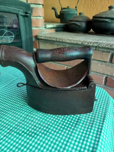 Ferro de passar antigo