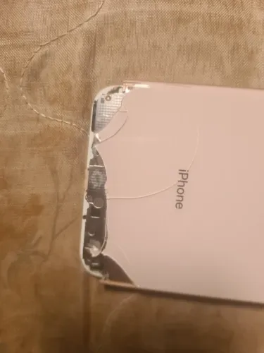 Iphone 8 plus com a carcaça danificada mais funcionando e lcloud limpo