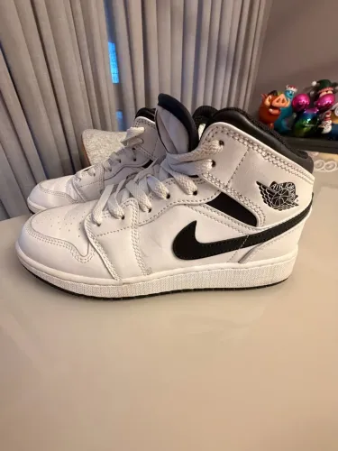 Nike Air Jordan 1 Mid Branco e Preto - Tam. 35,5