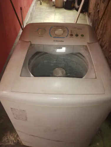 Vendo , máquina de lavar Eletrolux 12 kilos, funcionando, tem que trocar o rolamento.