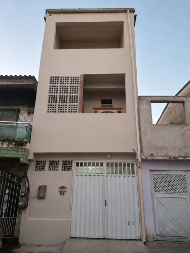 CASA AMPLA, CONFORTÁVEL E MUITO BEM LOCALIZADA