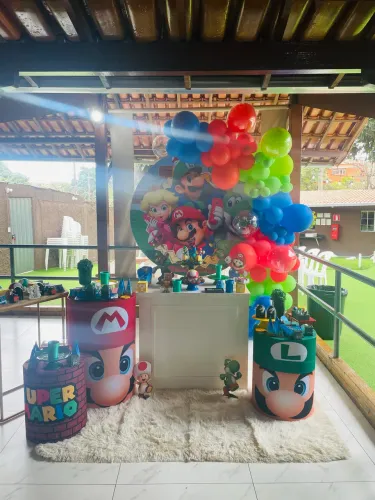 Decoração de festas e Pegue e Monte. 